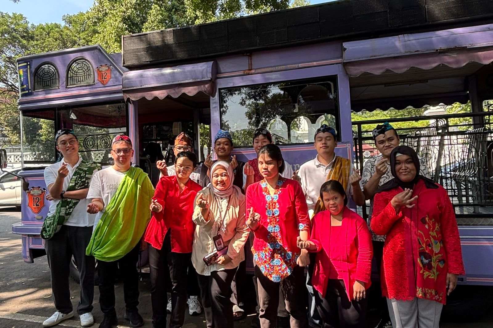 Rayakan Hari Kartini Bersama Bandung Tour on Bus: Aksi Client House of Hope Berbagi Tanda Kasih di Jalanan Kota